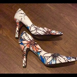 Flirty, sexy Nine West flower pattern pumps 🌺👠